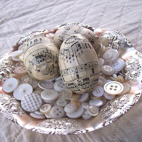 Gombíky z hudobného papiera aranžujúce stôl na jarnú dekoráciu