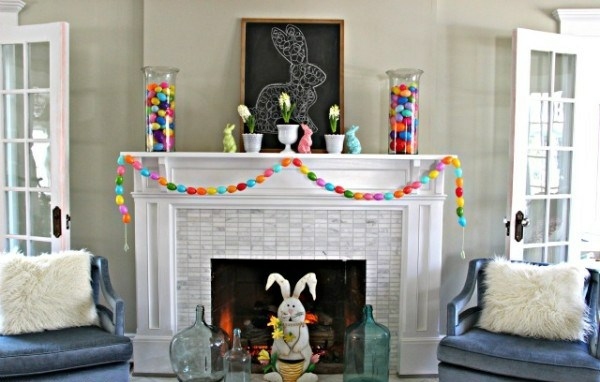 Drobné vajíčkové škrupiny Veľkonočný zajačik vymaľuje čiernu tabuľu