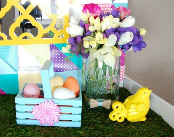 Veľkonočné vajíčka namaľované na modro, drevený košík, nápady na dekoráciu trávnatého stolu