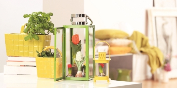 Nápady na byt lampióny kvety v porcelánových košíkoch Nápady na jarnú výzdobu bytu lampáše kvety v porcelánových košíkoch