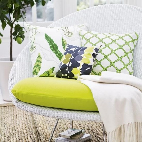 Nápady na jarné dekorácie svieže farby tlmia prútený nábytok Jarné dekorácie nápady bytu svieže farby vankúše prútený nábytok