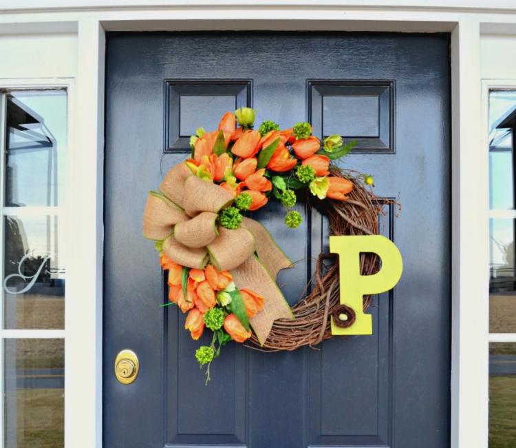 jarná dekorácia-urob si sám-drotár-moriak-veniec-tulipány-oranžové-konáre-monogram