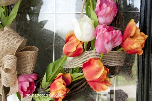 tulipánový veniec pripevnite vchodové dvere