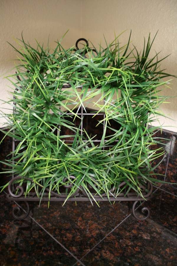 drotár s vencom z kovového rámu s umelou trávou