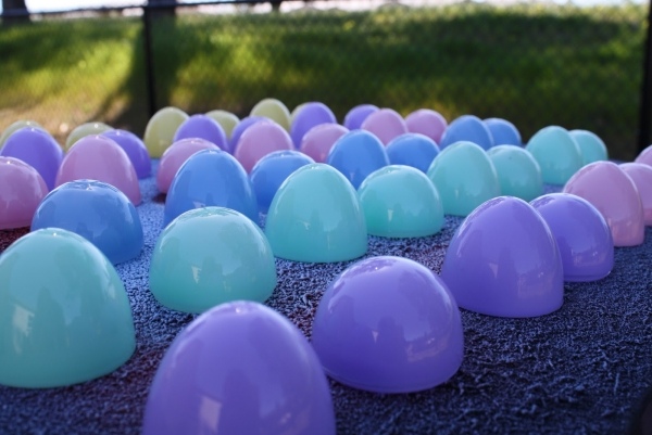 Veľkonočná dekorácia drotár sfarbenie plastových vajíčok