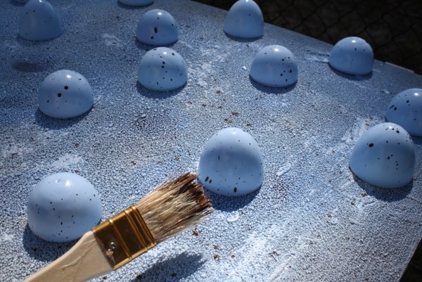 vyrobte si vlastné veľkonočné dekorácie na maľovanie plastových vajíčok