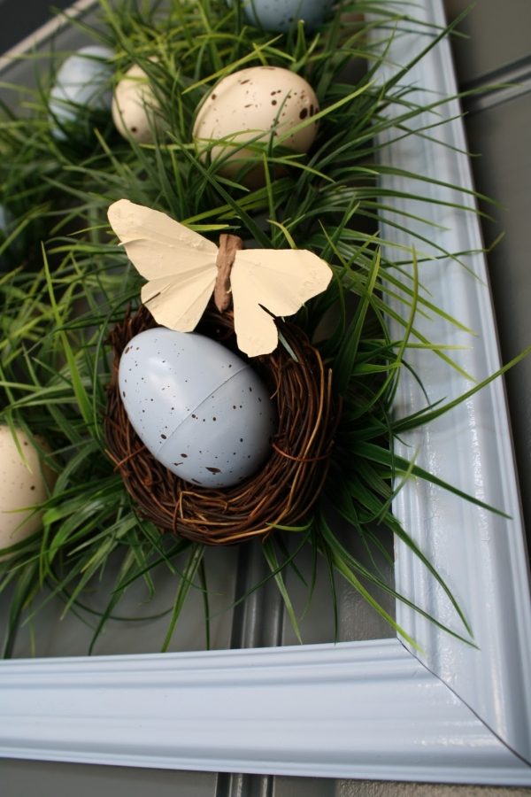 drevený rám obraz plastové vajíčka umelá tráva