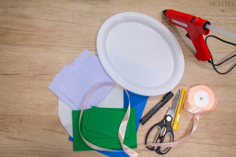 DIY jarné vence s jednoduchými remeselnými nápadmi na jarné dekorácie vyrobené z plstenej plastovej tanierovej stuhy