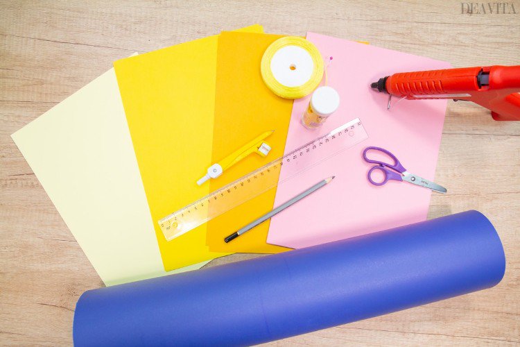 materiály pre diy pravítko projektu kompas ceruzka páska nožnice lepenková škatuľa tlač papier žltá ružová