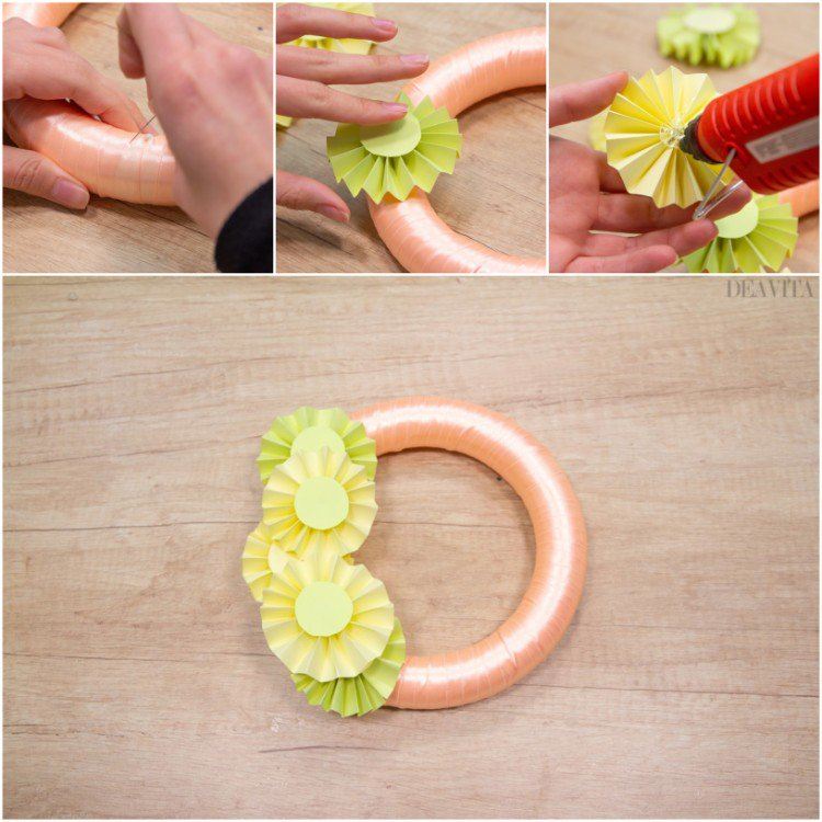 DIY veniec so stužkou a papierovými rozetami ako jarná dekorácia