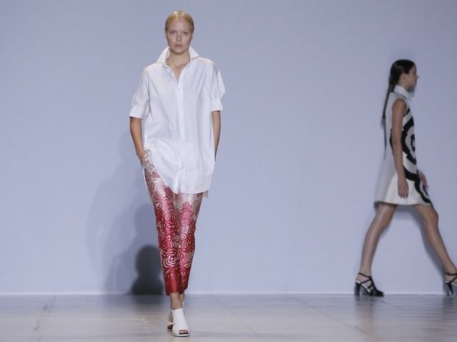 biela košeľa ružové nohavice saténový kvetinový vzor