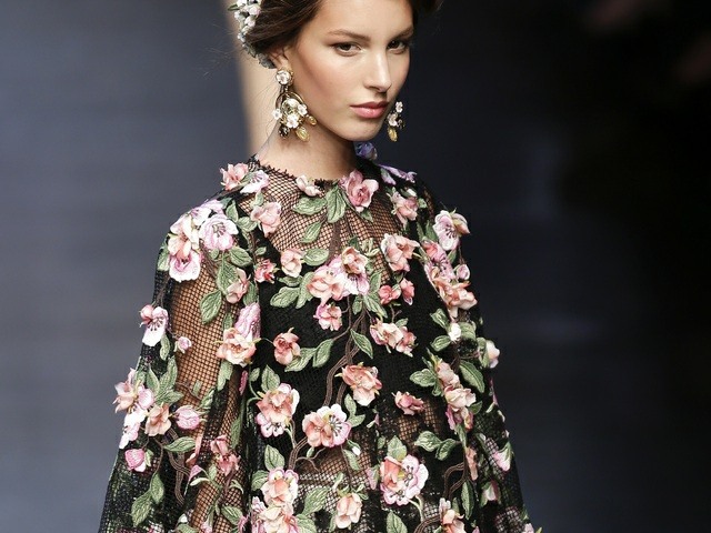 Módne trendy 2014 kvetinový vzor hravé zlaté náušnice