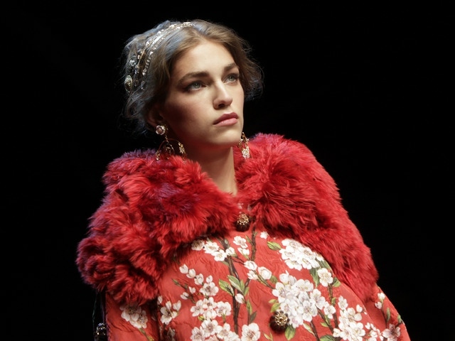 kvetinový vzor jarnej módy z umelej kožušiny inšpirovaný Číňanmi