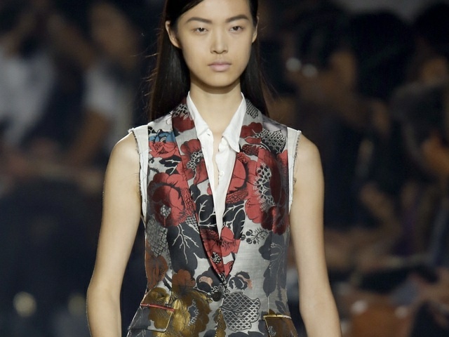 Saténová biela košeľa inšpirovaná kvetmi s 80. rokmi