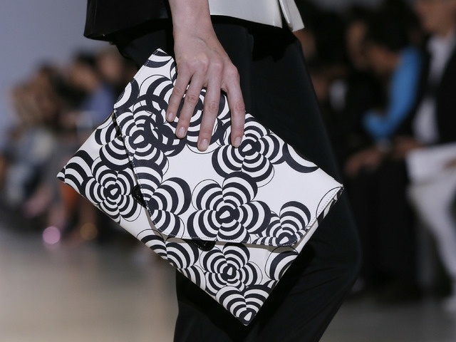 Módne trendy 2014 čiernobiely kvetinový vzor