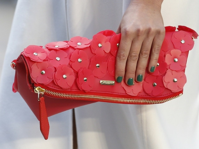 Módne trendy kožených bielych šiat s kvetinovým vzorom 2014