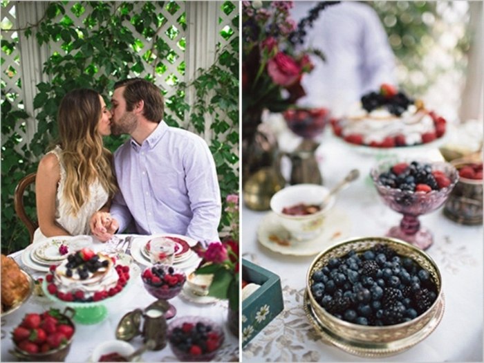 Na svadobnej hostine boli na raňajky chutné bobule a koláče raňajky svadba ráno čučoriedkový koláč koláč dekorácia stolu