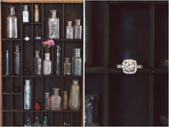 Svadba s poličkou a prsteňom v štýle vintage raňajky snubný prsteň zásnubné parfumy fľaše vinobranie