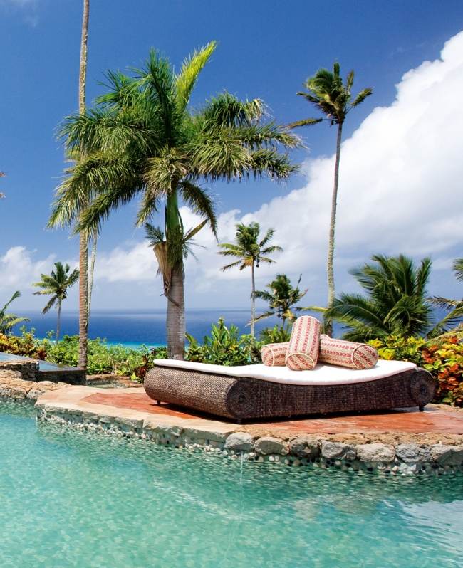 Súkromný rekreačný rezort Island-Laucala Retreat-luxusné-vonkajšie palmy-prútený nábytok