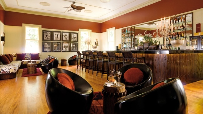 Klubové kreslo Dizajnové kreslo Insel Villa South Pacific Čierno-červené podušky Barové stoličky