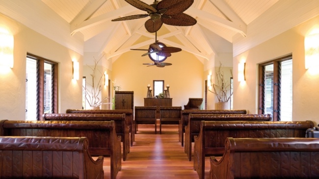 Súkromný rezort na ostrove Laucala na ústupe-vetranie drevenými lavicami