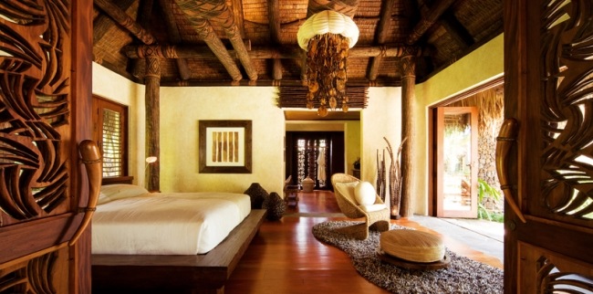 Štýlový interiér, drevorezby, dverové ornamenty, dizajn postele