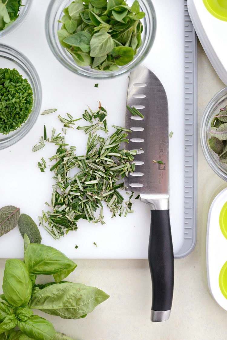 Bylinky nasekajte najemno a zmrazte, aby vám dlhšie vydržali