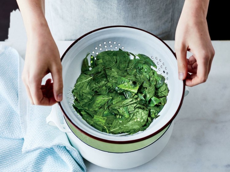 Uchovávajte bazalku čerstvé listy blanch šokové zmrazenie