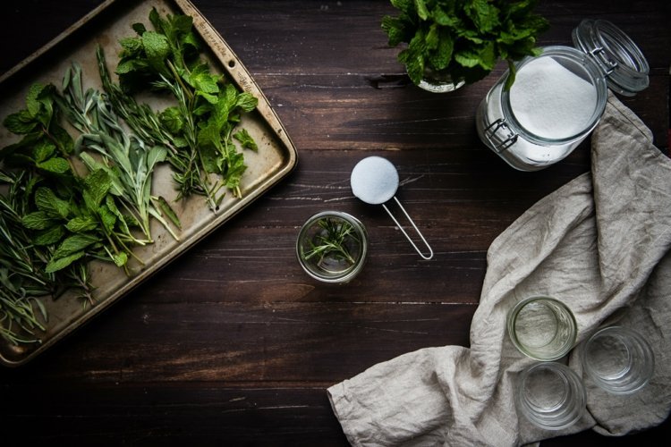 konzervovať bylinky soľ jar vložiť petržlenovú vňať šalvia rozmarín