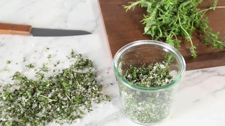 konzervovať bylinky soľ morská soľ zataviteľný sklenený tymián