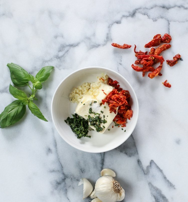 konzervovať bylinky soľ maslo sušené paradajky cesnak