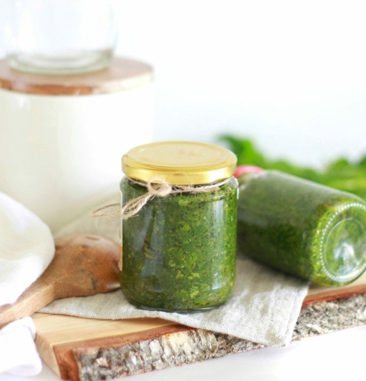 Bazalku konzervujte, pridajte soľ a pyré pesto