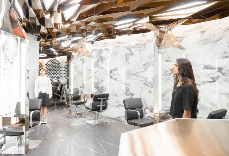 Zrkadlá so zariadením pre kadernícky salón so vstavaným osvetlením, ako je stalaktit