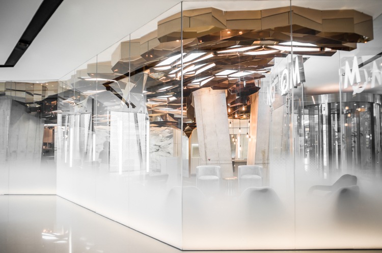 Kadernícky salón s efektovým salónikom z matného skla