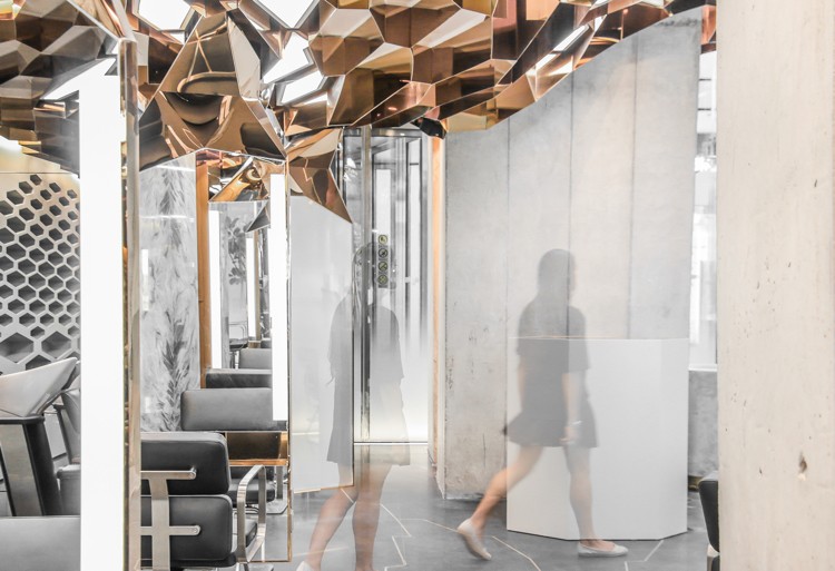 štyri betónové stĺpiky podopierajú strop v kaderníctve