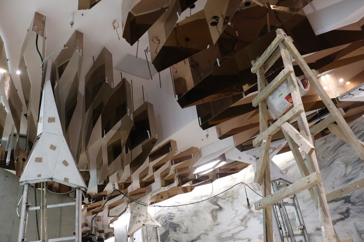 Konštrukcia stropu z 300 kovových šesťuholníkov