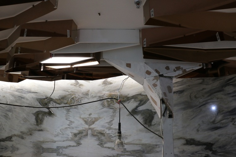 Postup stavby Strop tvoria šesťuholníky z nehrdzavejúcej ocele