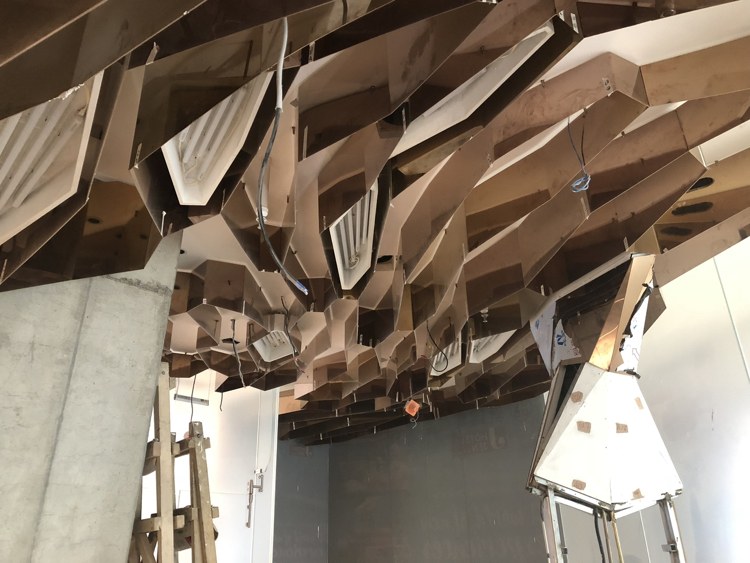 Stropná konštrukcia vyrobená z nerezovej ocele