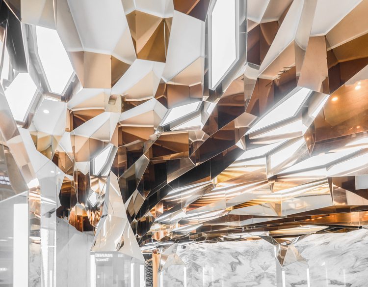 Stropný dizajn v modernom kaderníckom salóne v Pekine