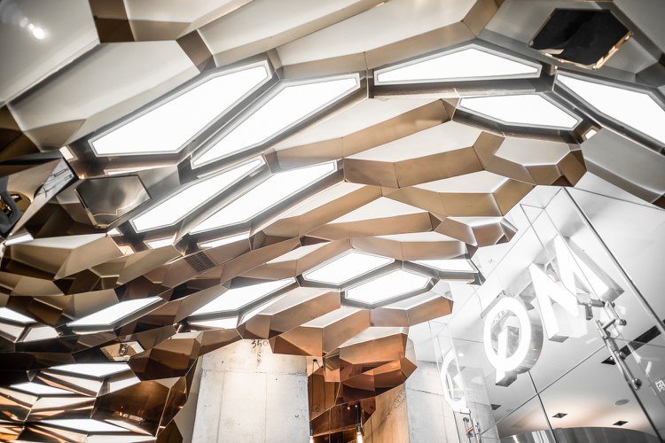 Dizajn stropu ako moderná plastika v kaderníckom salóne