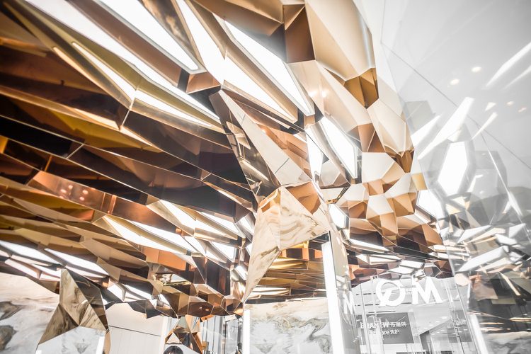 Kadernícky salón v Pekingu Stropný dizajn z nehrdzavejúcej ocele zlatej farby