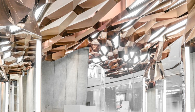 Kadernícky salón s exkluzívnym dizajnom stropu z nehrdzavejúcej ocele zlatej farby