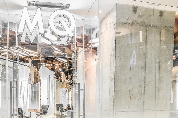 Kadernícky salón so sklenenými stenami a exkluzívnym nábytkom