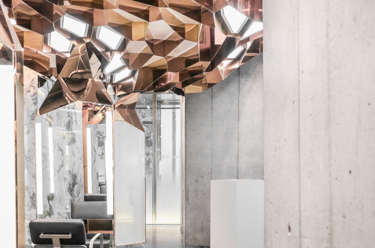 Moderná zmes materiálov, pohľadového betónu, skla a nehrdzavejúcej ocele