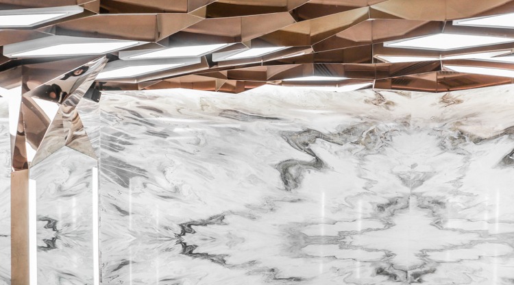 Mramorový obklad steny a strop z nerezových prvkov