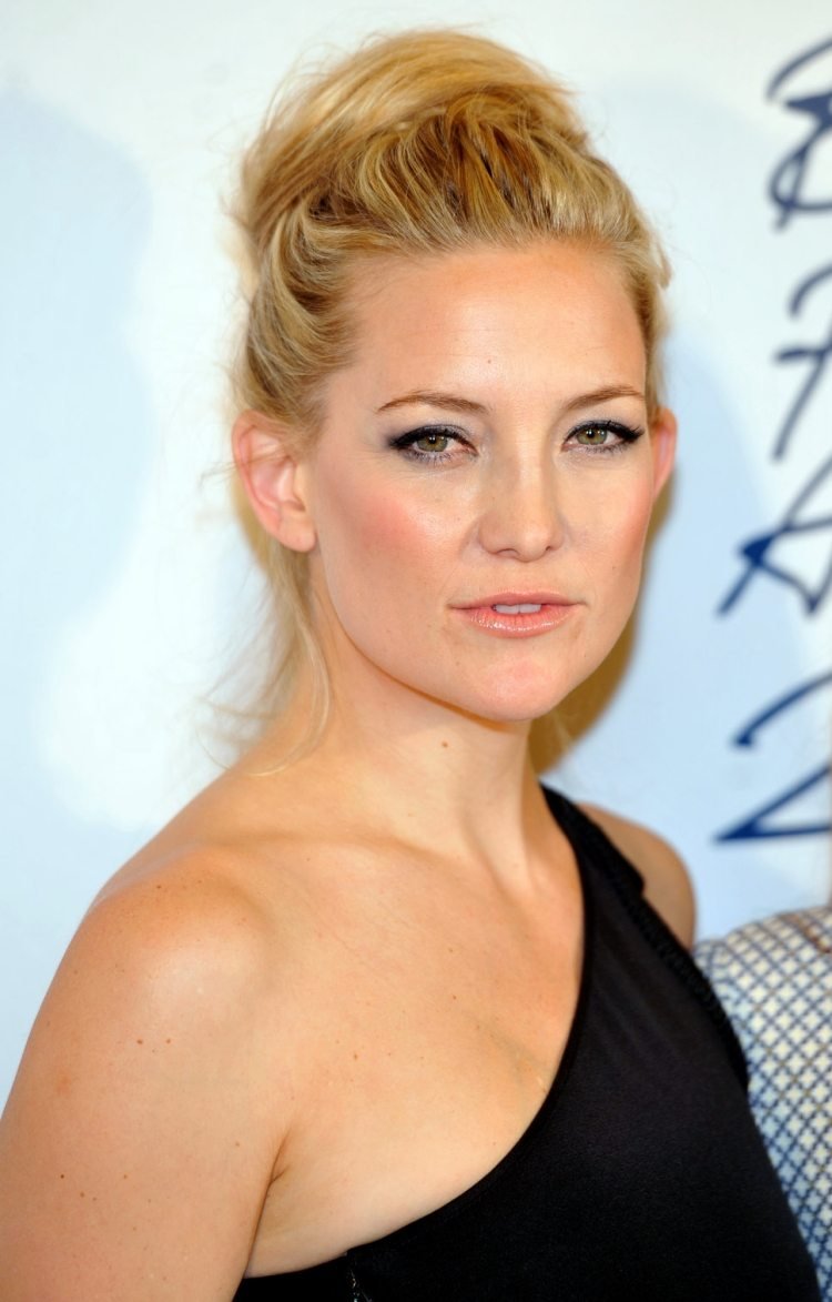 Chaotický drdol k šatám s ramienkom účes-šaty-s-nositeľkou-strapatý-drdol-Kate-Hudson
