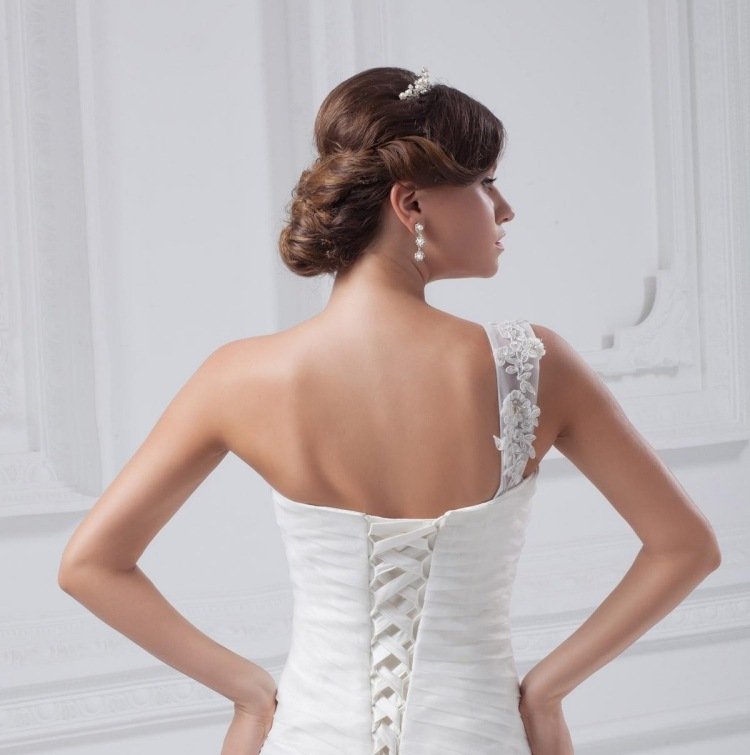 elegantný chignon drdol s diadémom na svadbu účes-šaty-s-remienkom-svadba-hlboký-diadém