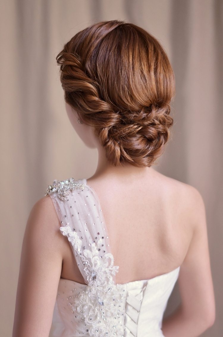 Pletený účes a drdol uviazaný hlboko na zátylku účes-šaty-s-ramienkami-zapletaný účes-chignon-hlboko-zviazaný