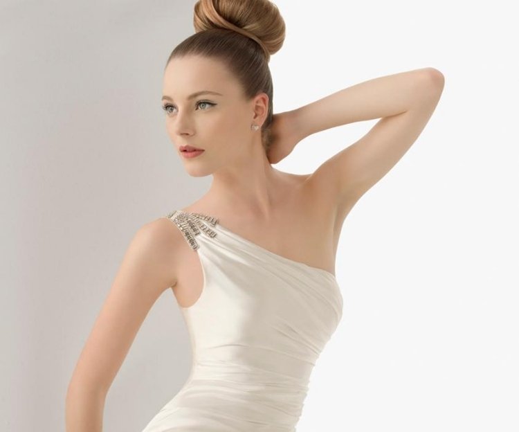 klasické updo s drdolom na svadbu účes-šaty-na-ramienka-elegantný-drdol-drdol-vankúš-vrch hlavy