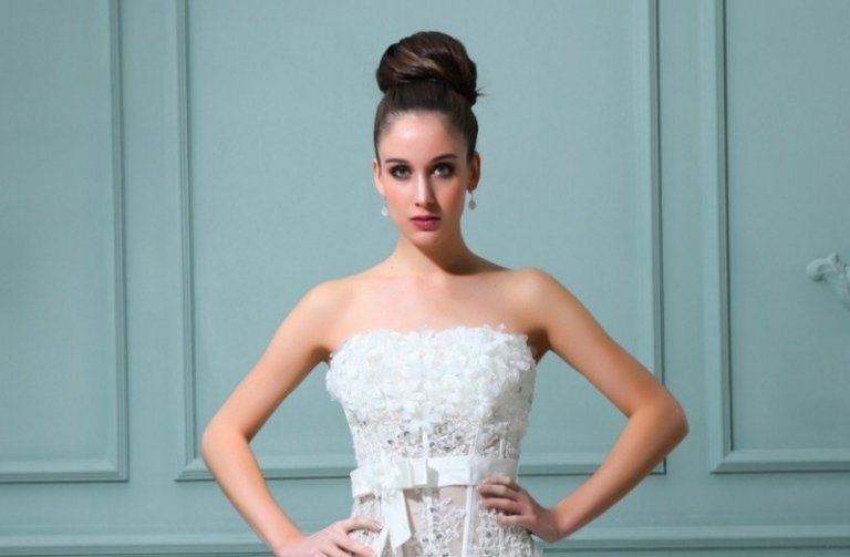 Skombinujte šaty bez ramienok s elegantným vysokým drdolom účes pre šaty bez ramienok vysoký drdol elegantný vzhľad čipka updo